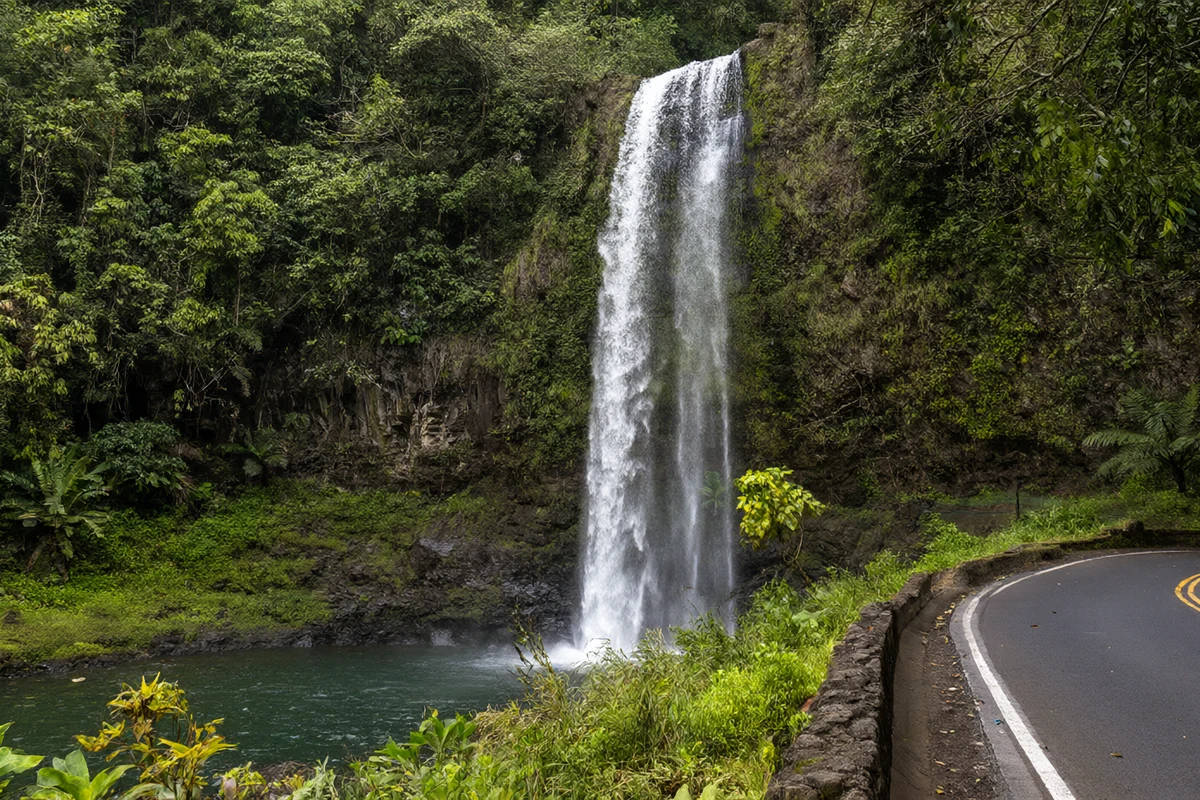 Driving the road to Hana and its waterfalls